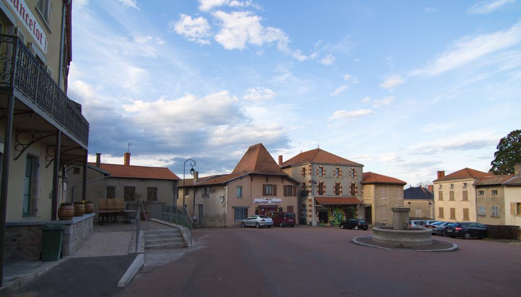 Gites Le Lancelot Ambierle Zewnętrze zdjęcie
